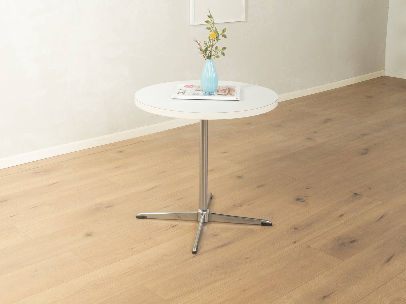 Timeless bistro table with star-shaped aluminium base