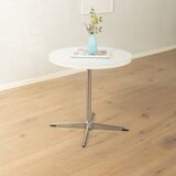 Timeless bistro table with star-shaped aluminium base