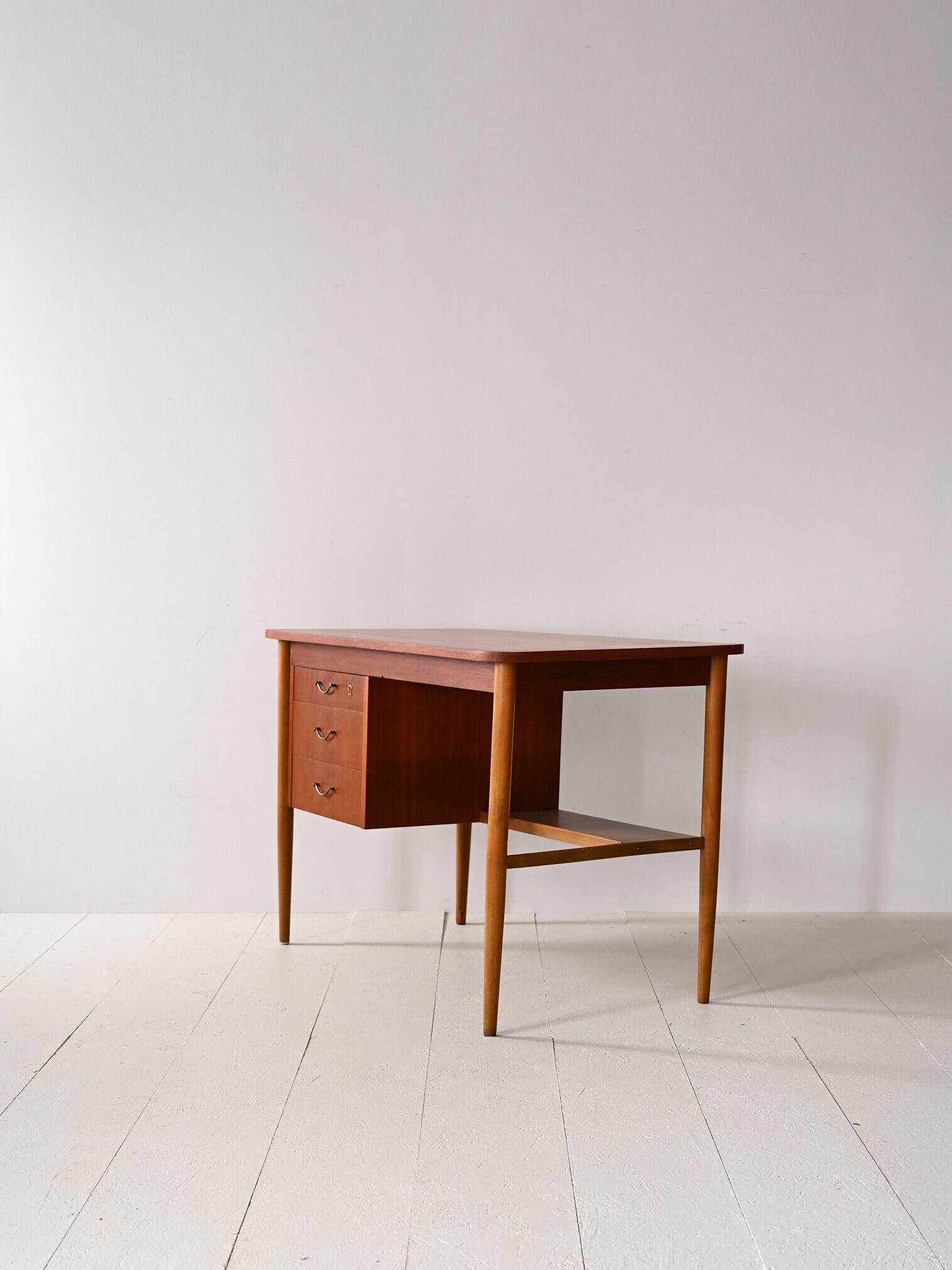 Nordic desk with drawers