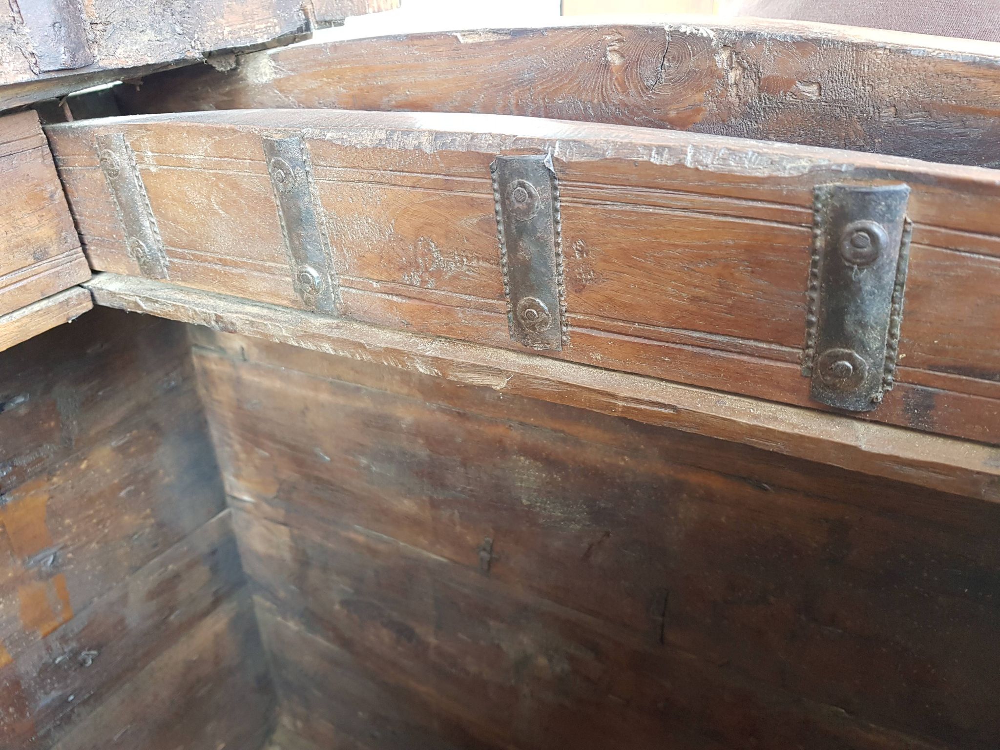 Coffre ancien indien vintage  sur roues en bois début 20eme s