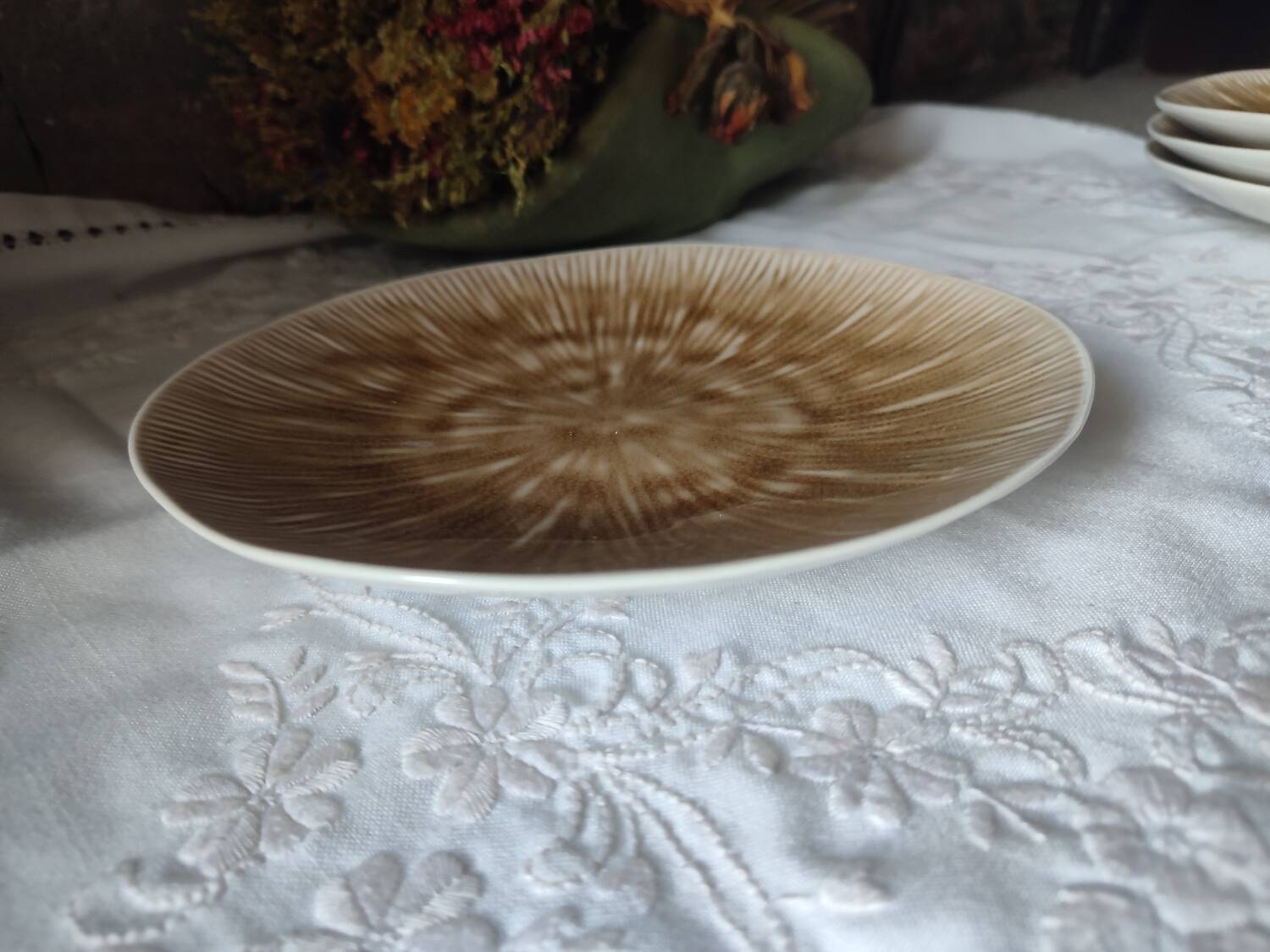 Set of 4 mushroom-style glazed ceramic plates