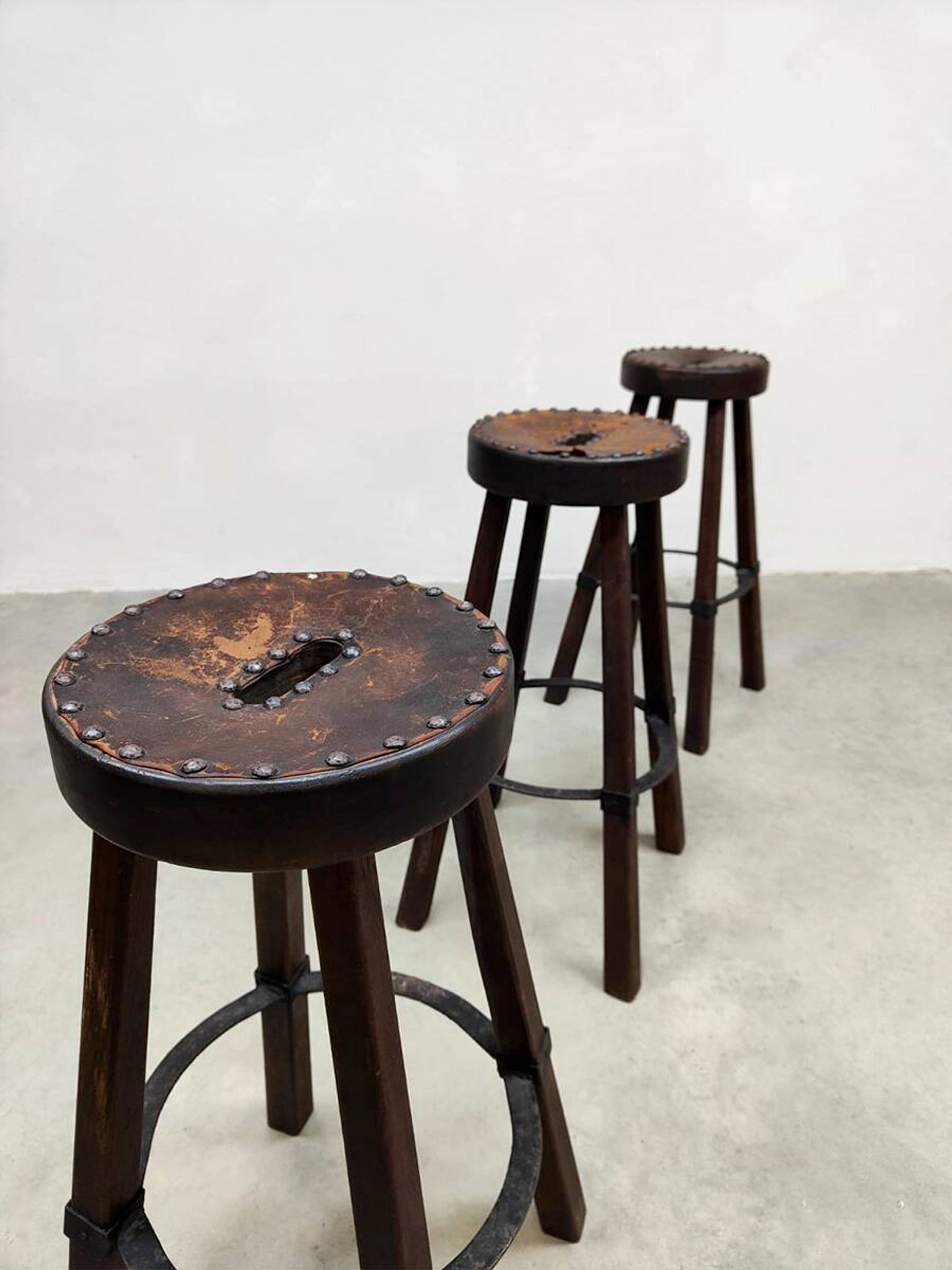 Tabourets de bar brutalistes en bois et cuir, Espagne 1970