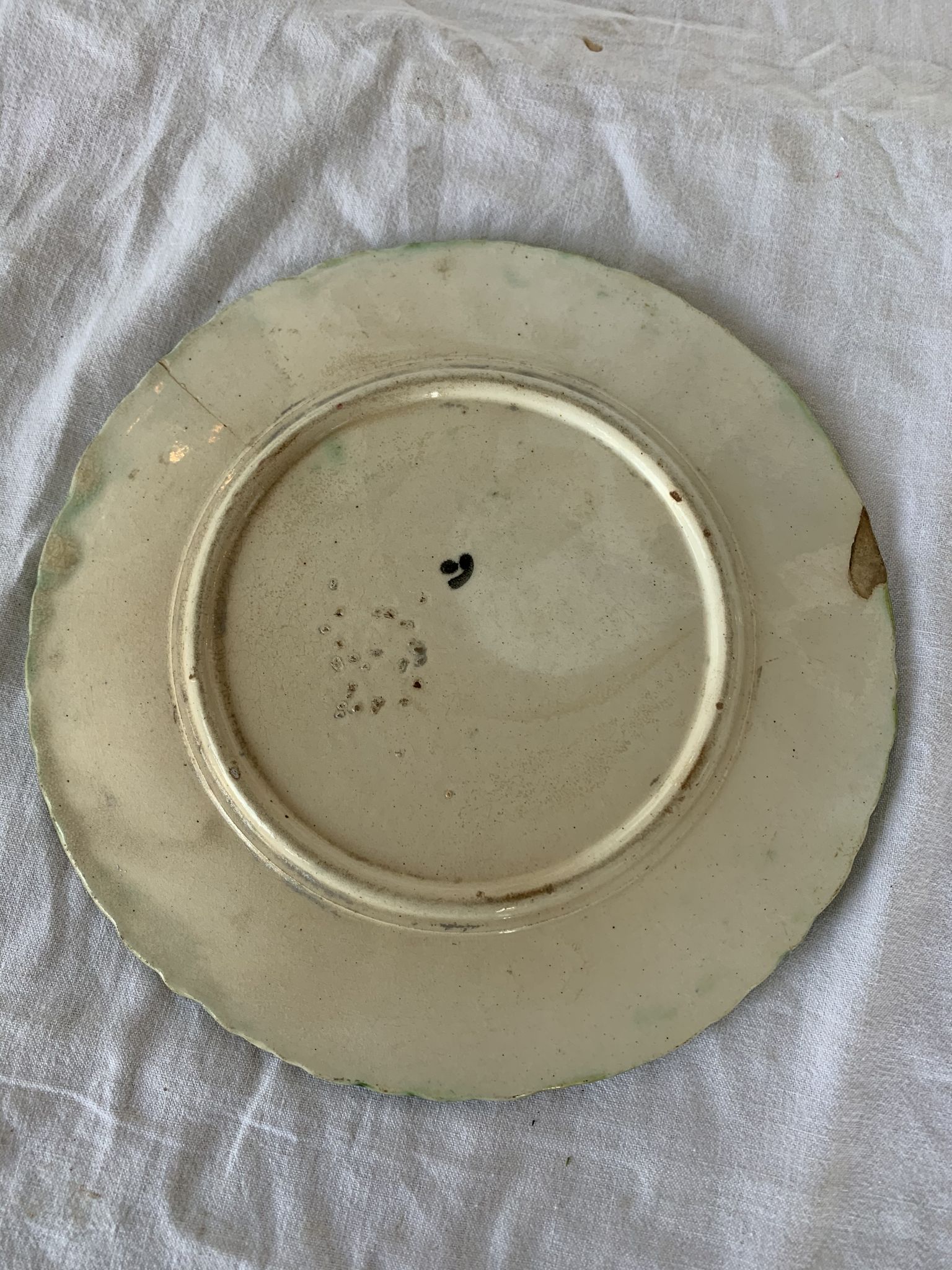 Assiette en barbotine décor fleur