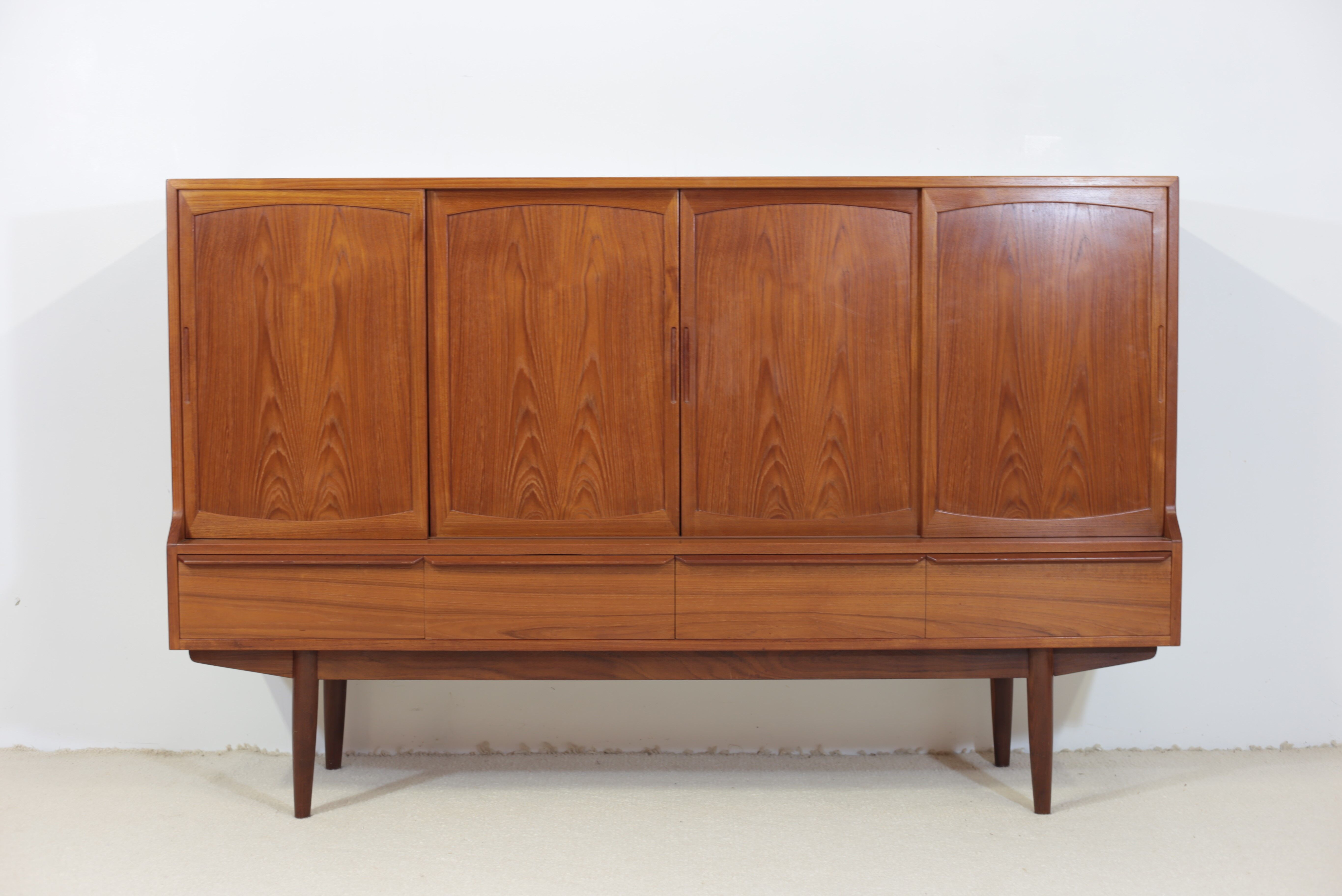 Henning Kjaernulf high sideboard