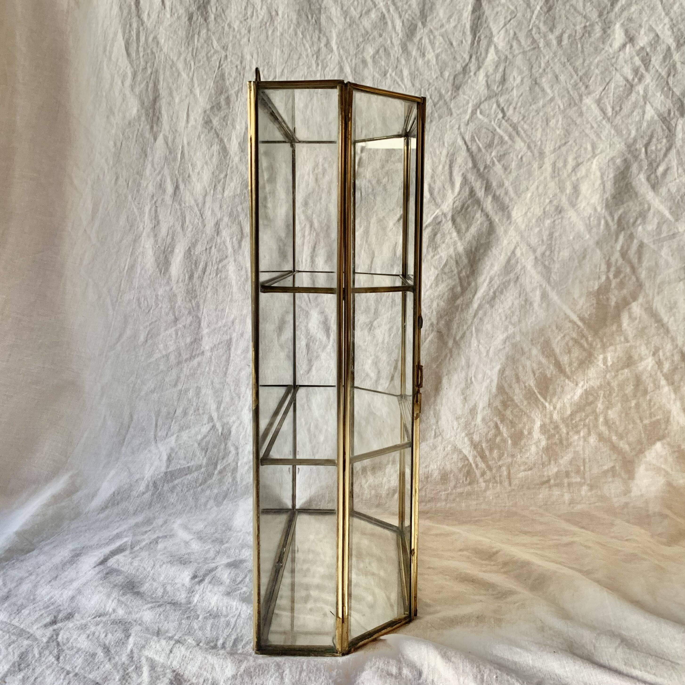 Small vintage display case in clear glass, mirrored glass and brass