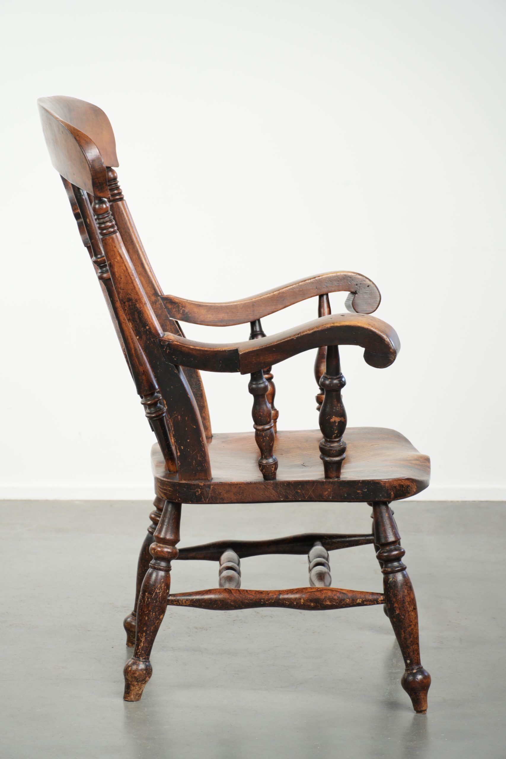 Antique English Windsor spindle chair from the early 19th century