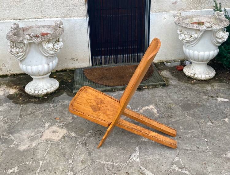 Grande chaise Africaine vintage en bois massif sculpté de motifs géométriques