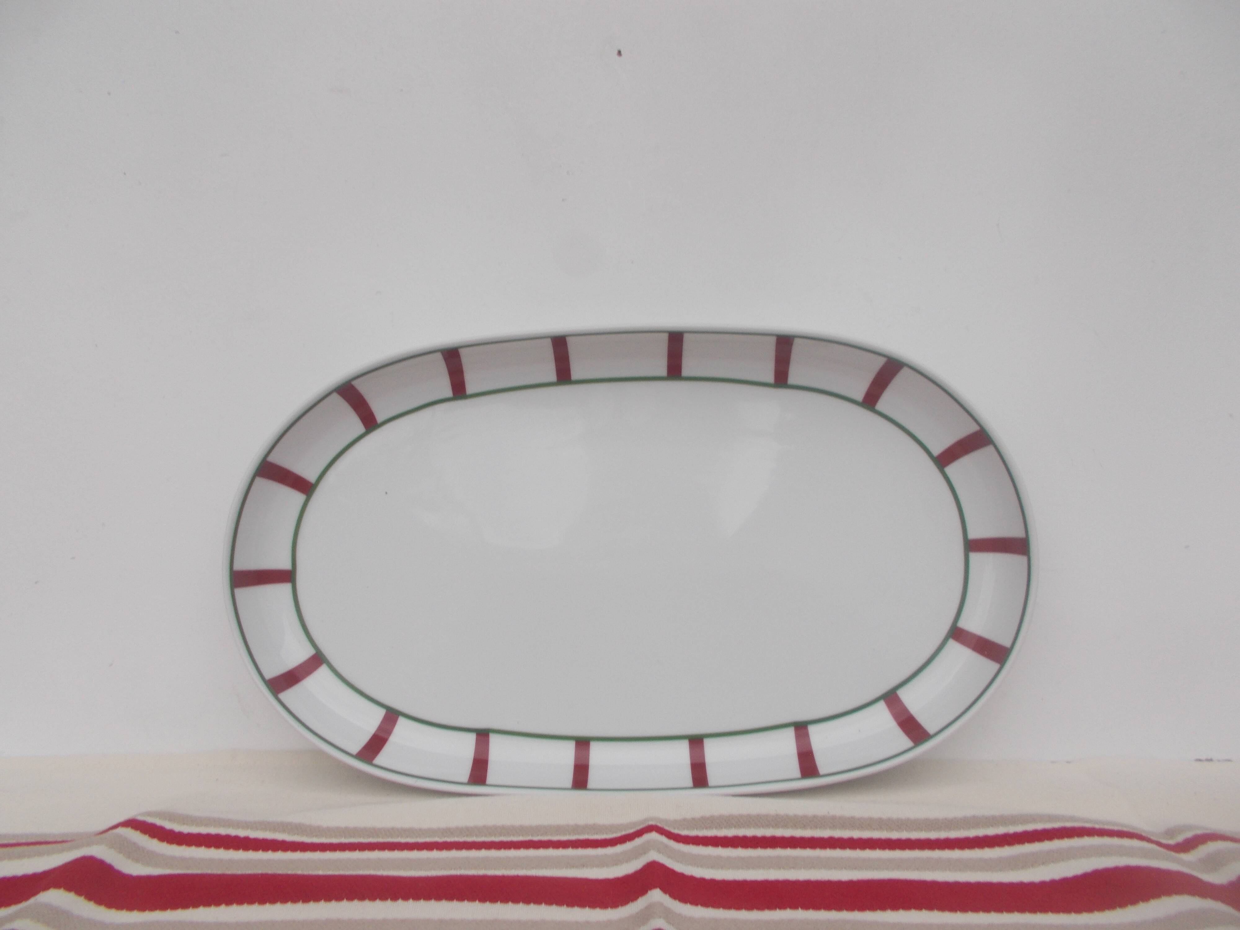 Oval Basque flat green and red porcelain