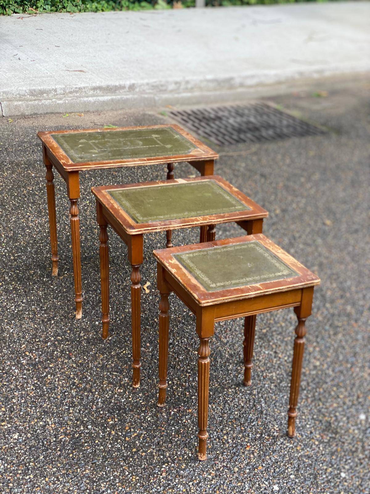 3 English nesting coffee tables in solid wood and leather