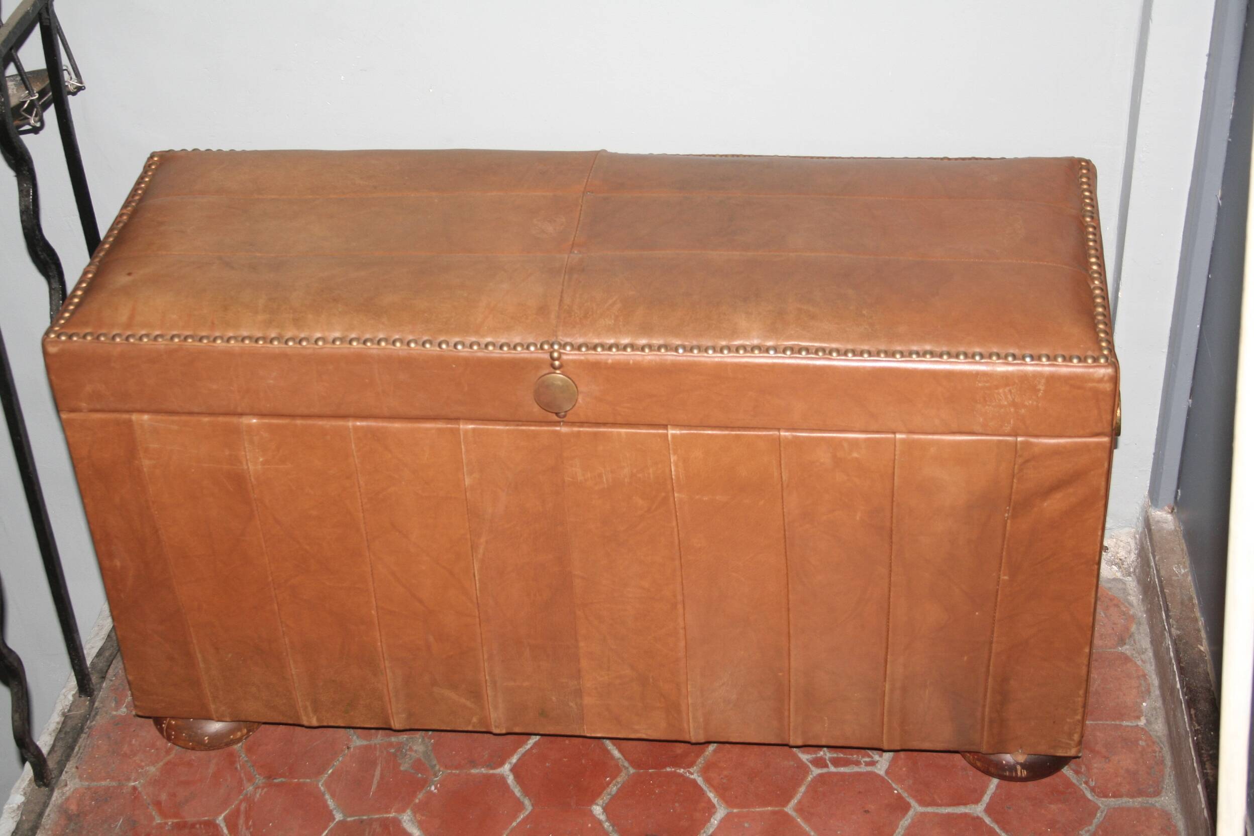 Brown leather trunk / bench seat.