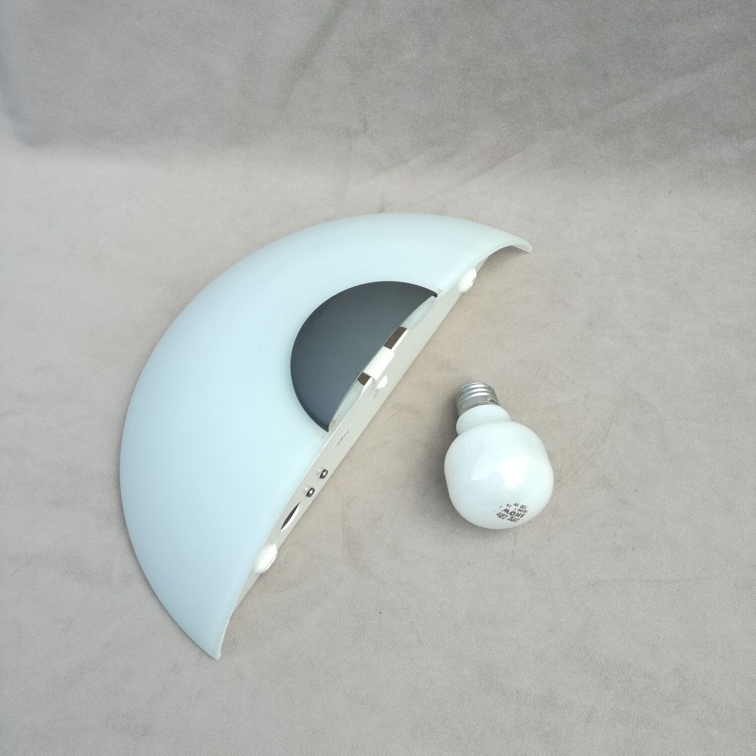 Applique demi lune en verre opalin 35 cm