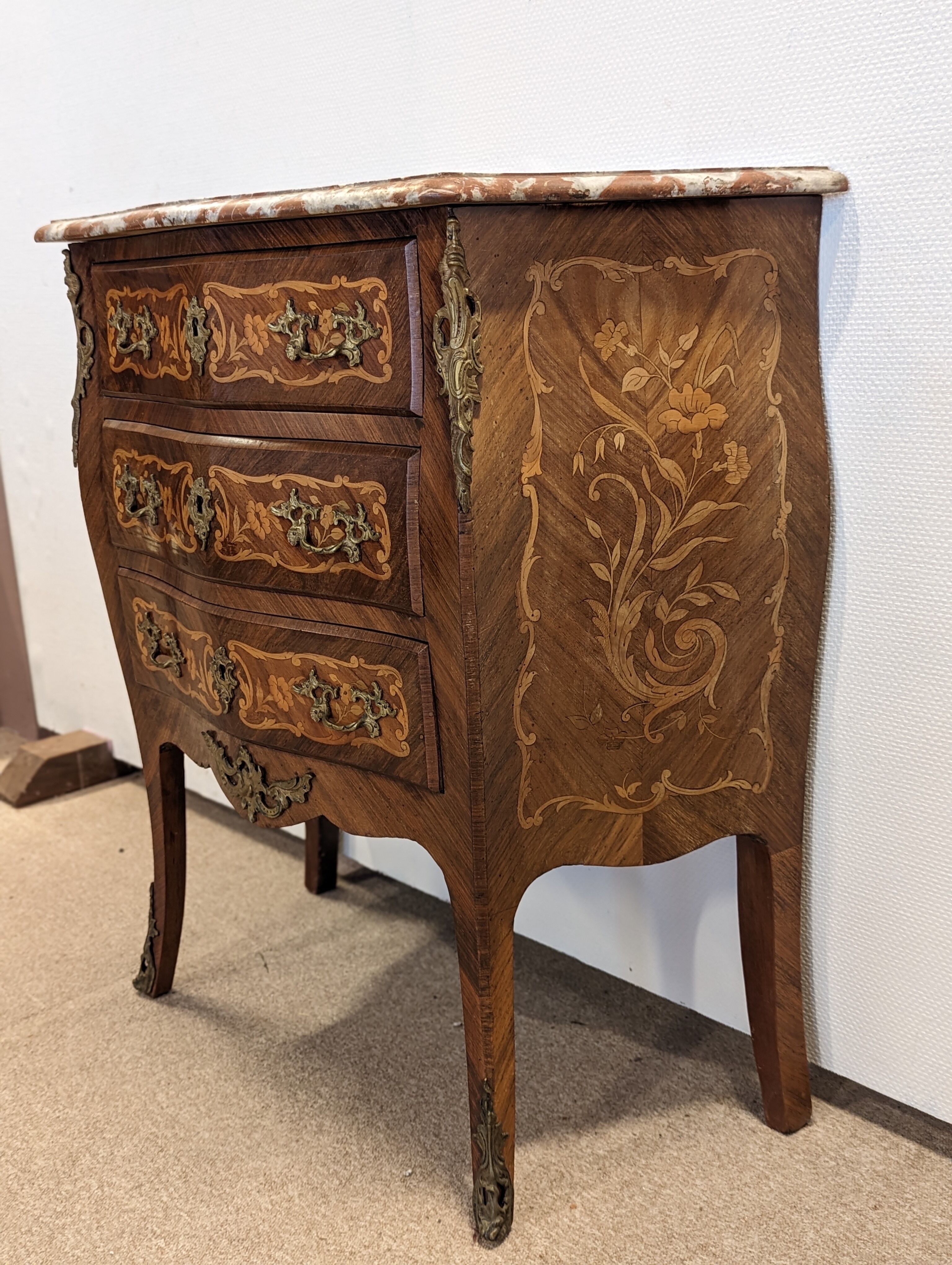 Small chest of drawers sauteuse louis XV inlaid