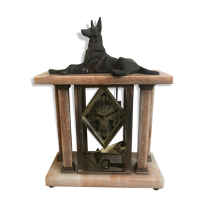 horloge avec sculpture