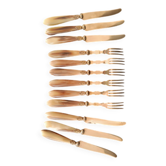 Série fourchettes et couteaux à crustacés ou dessert corne et laiton ancien