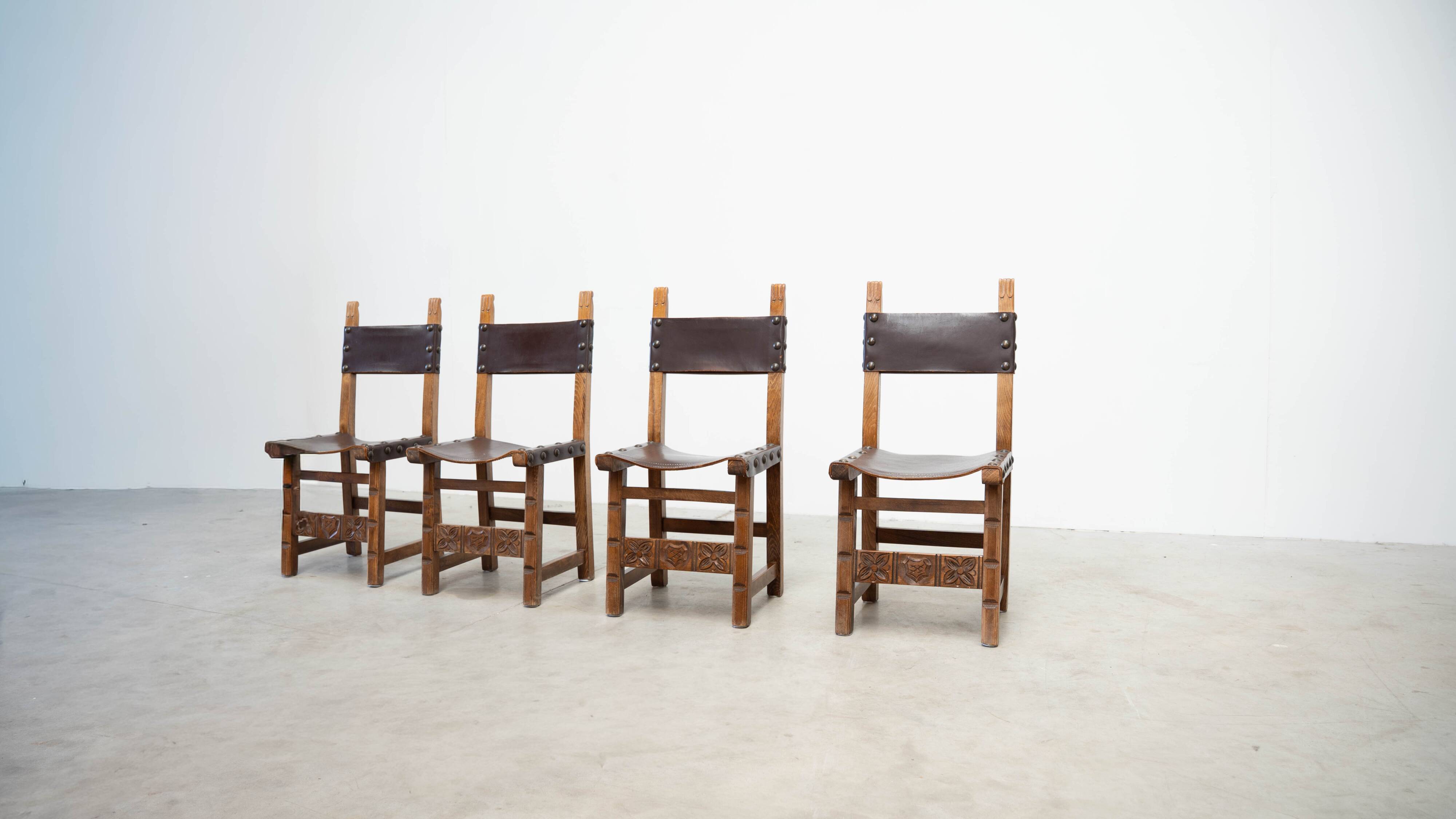 Ensemble de quatre chaises de salle à manger espagnoles