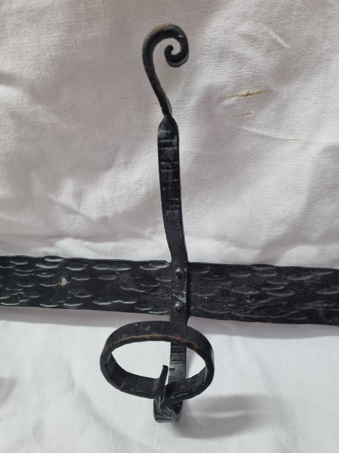 Coat rack with 4 iron coat hooks