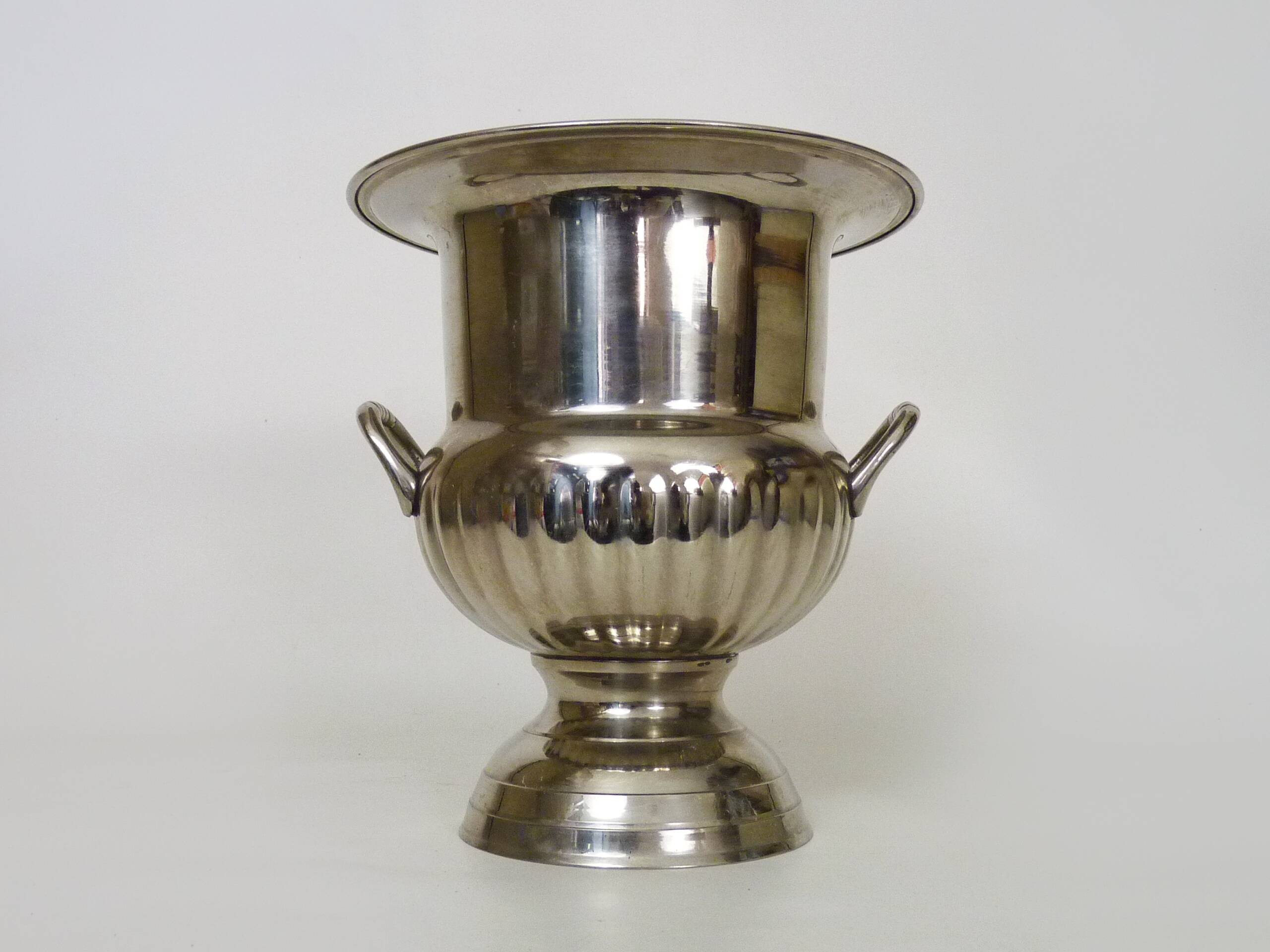 Vintage Médicis-shaped champagne bucket in silver-plated metal.