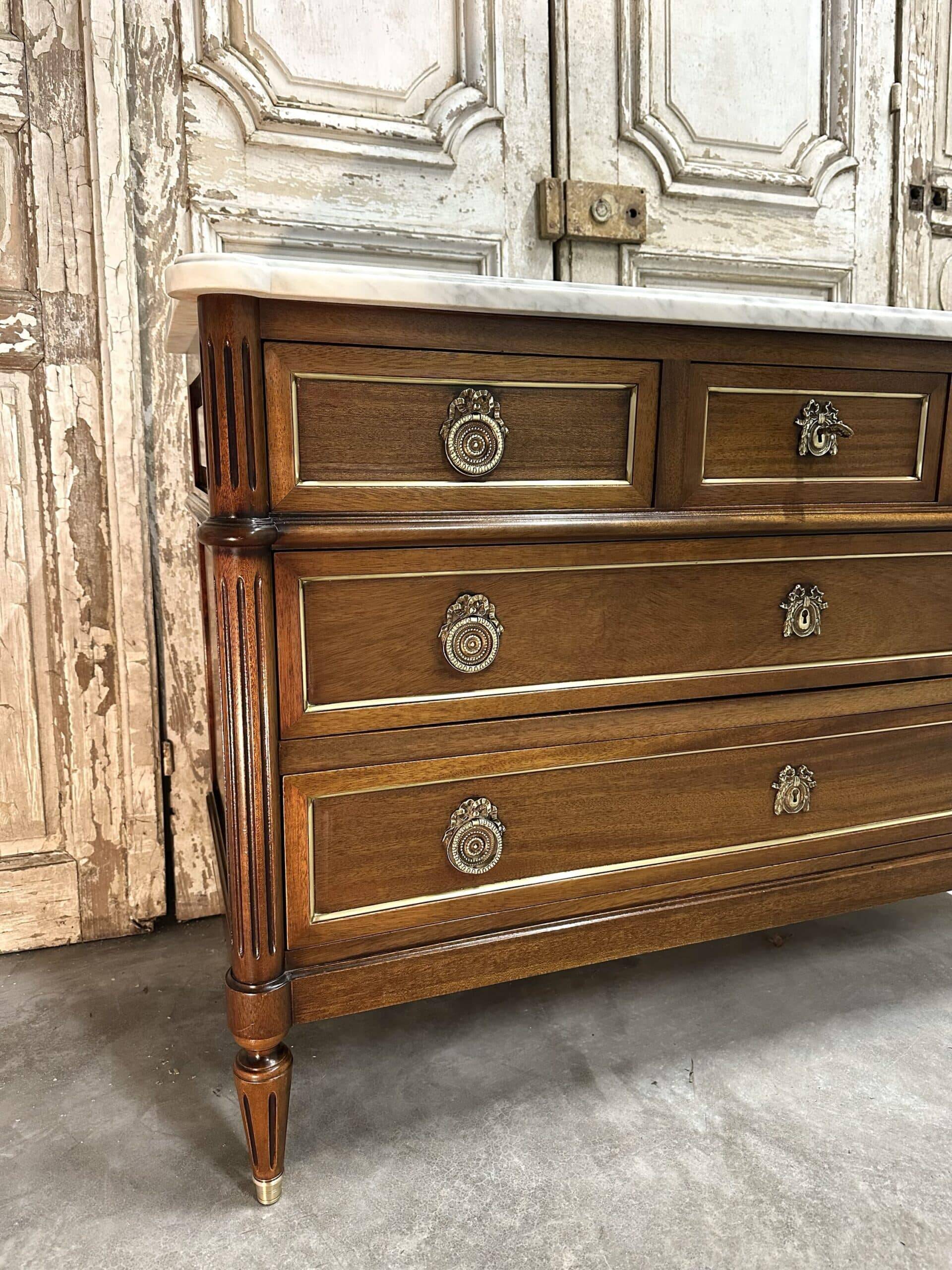 Commode de style Louis XVI en acajou