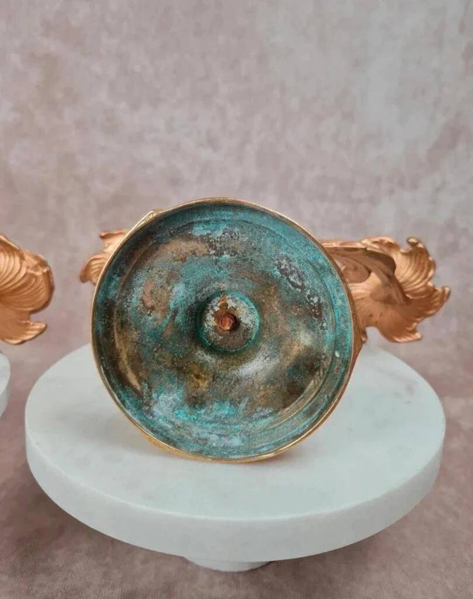 Paire de bougeoirs anciens dorés – style Louis Xv / Rocaille