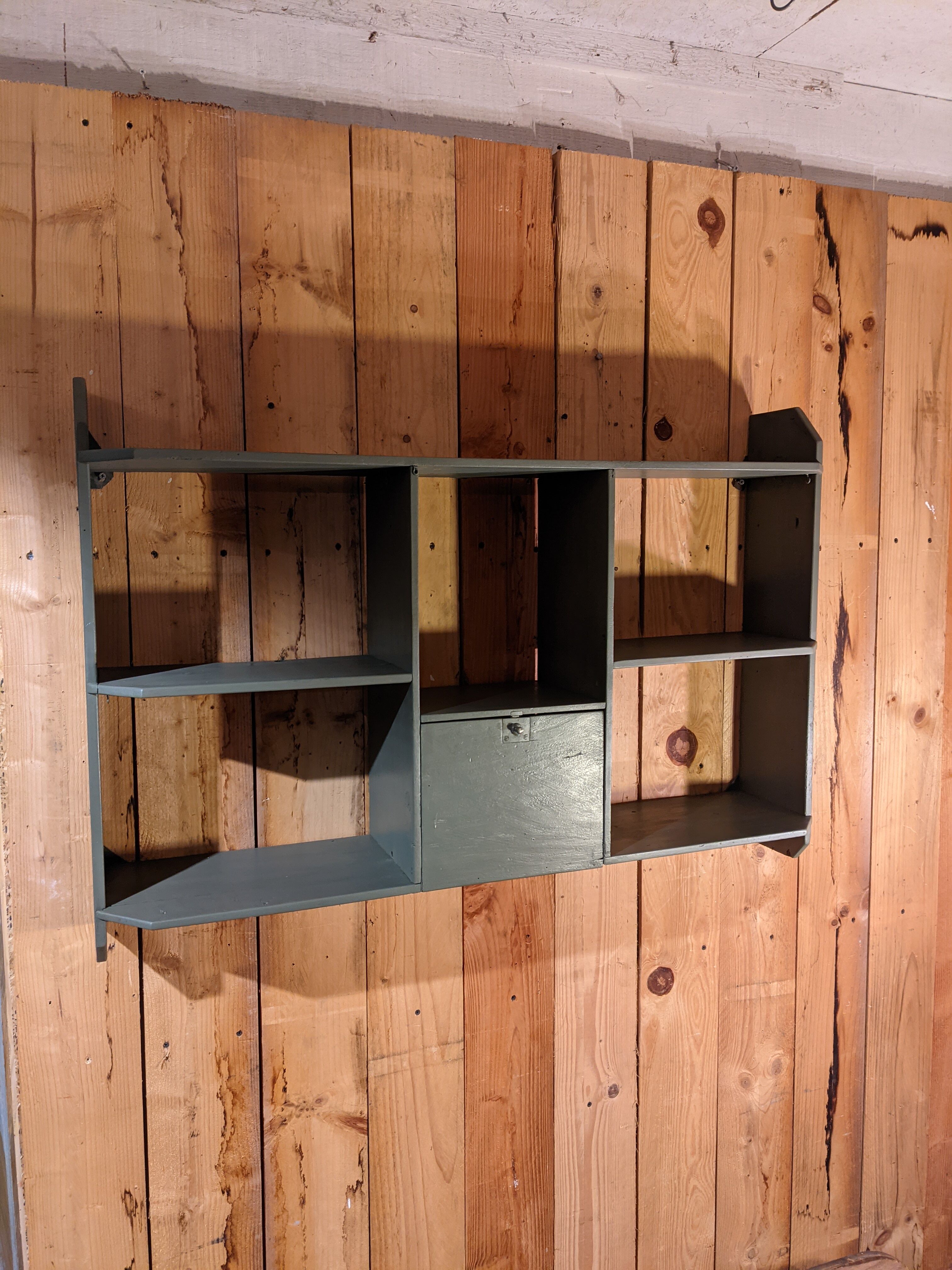 Wall shelf with lockers