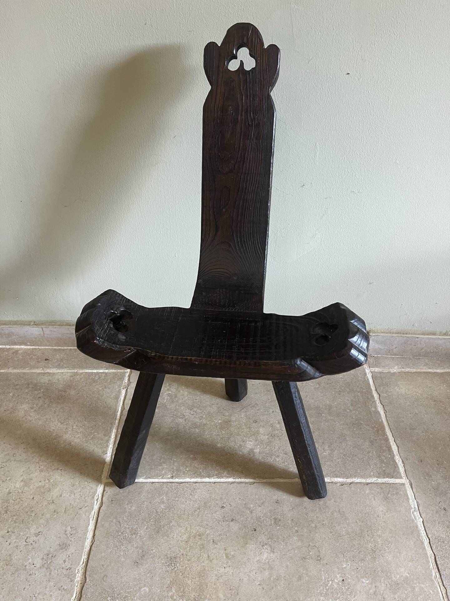 Tabouret tripode rustique