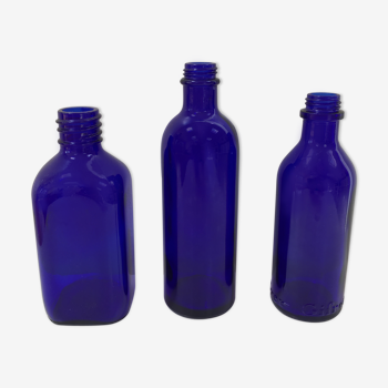 Trio de bouteilles bleues de pharmacie