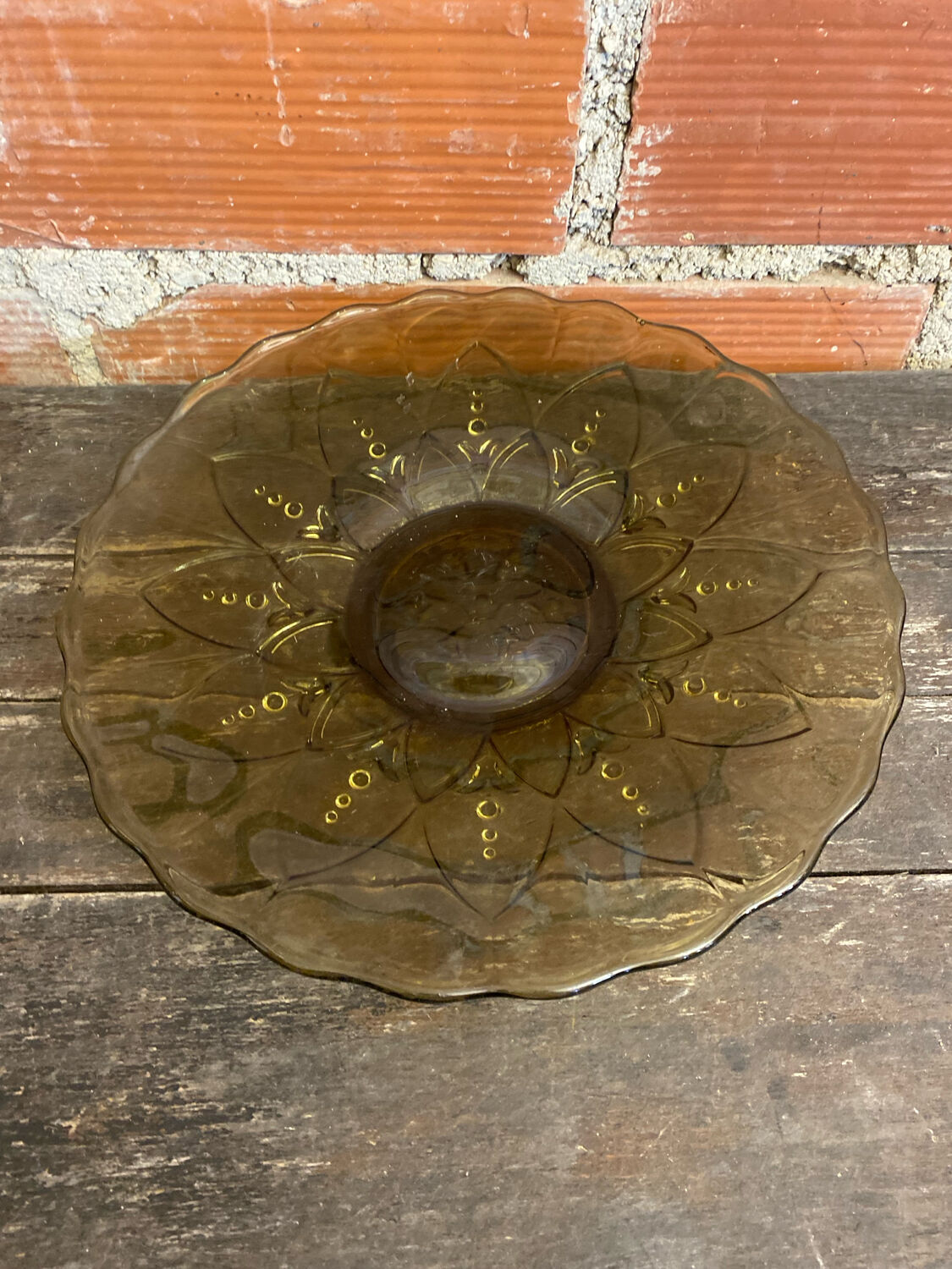 Coupe à fruits, plat ancien en verre moulé vert vintage