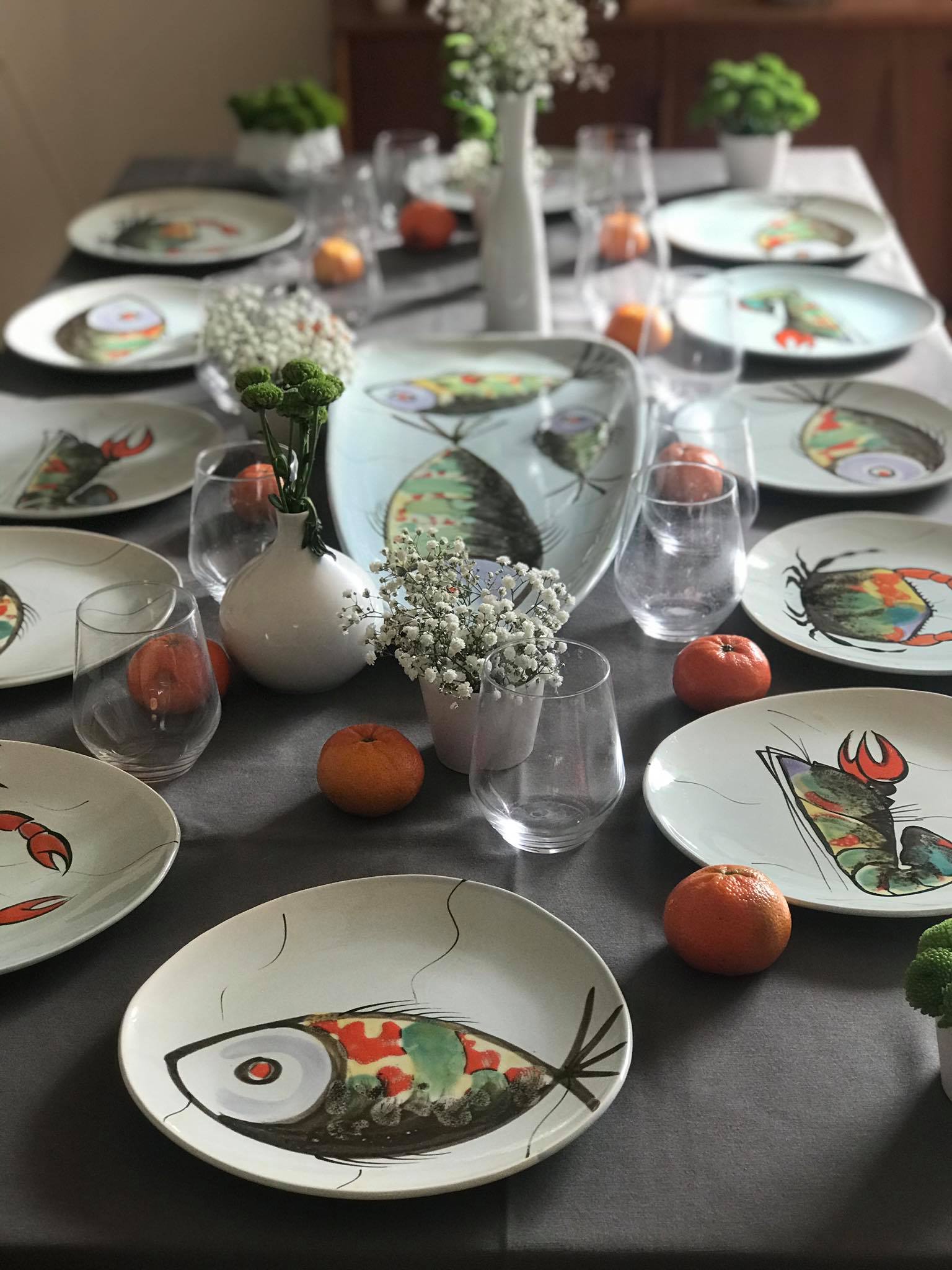 Set de 12 assiettes plates et grand plateau Poisson fruits de mer faïence Pornic France 60s