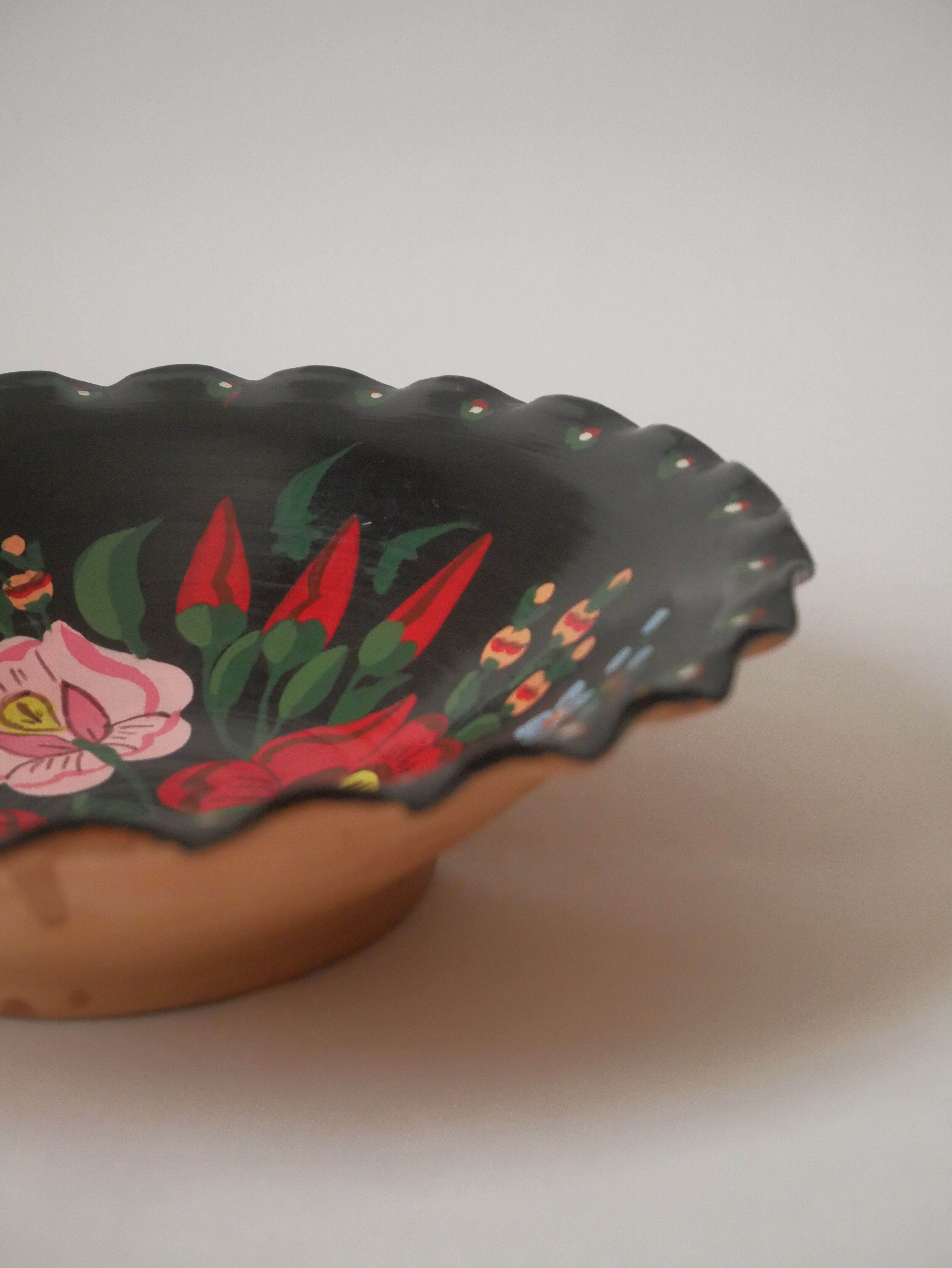 Decorative plate vintage in ceramic