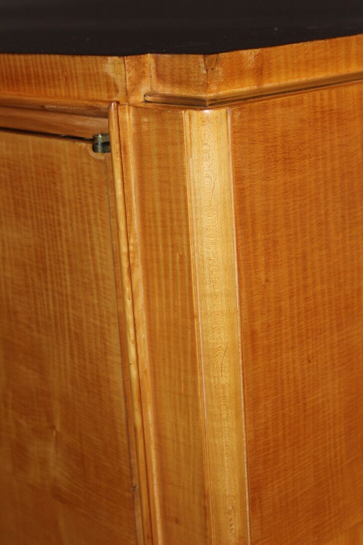 Chest of drawers with Maple Art Deco doors