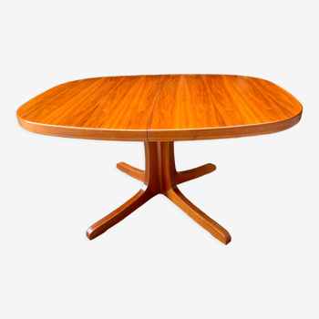 Extendable teak table with two extensions