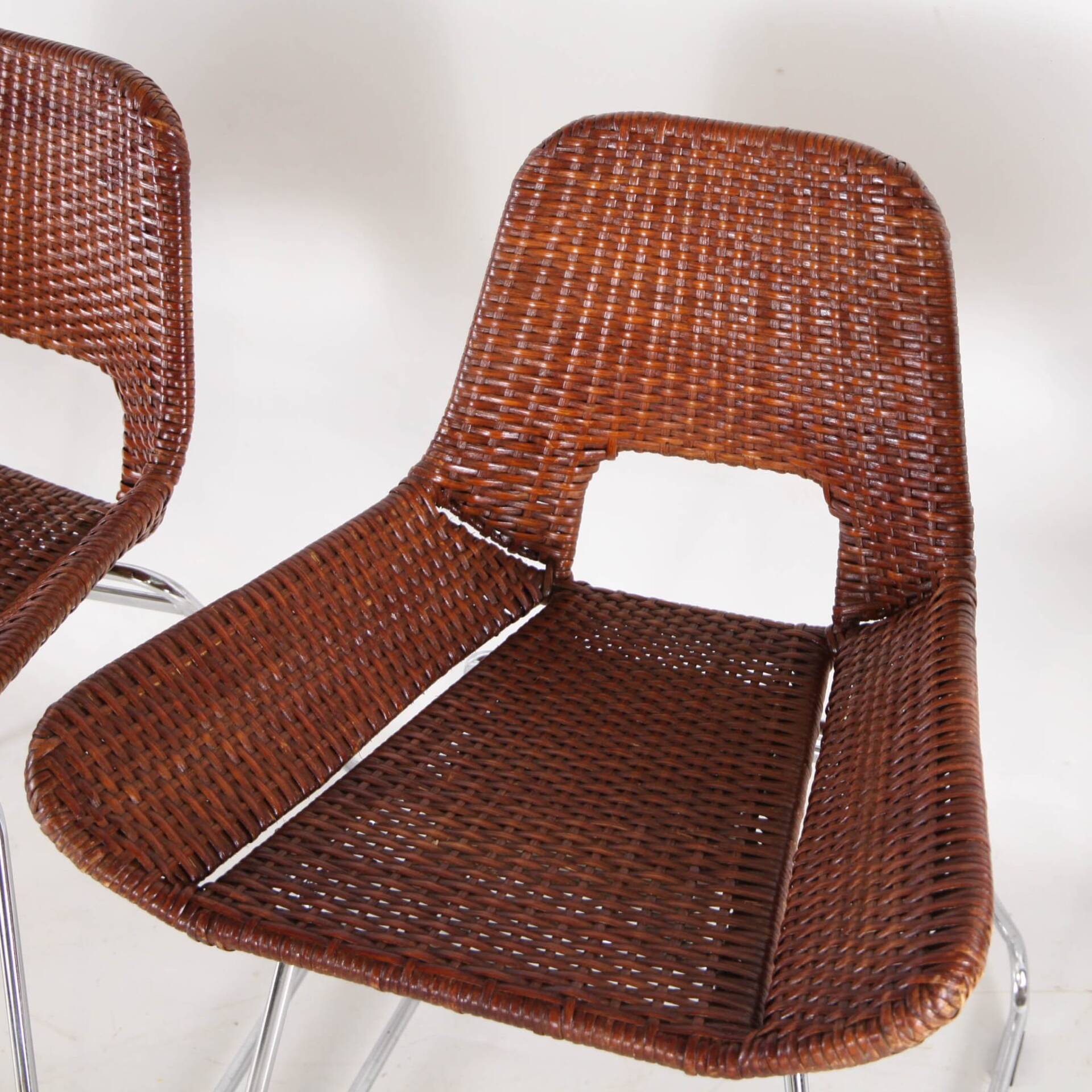 Suite de 4 chaises en rotin et chrome