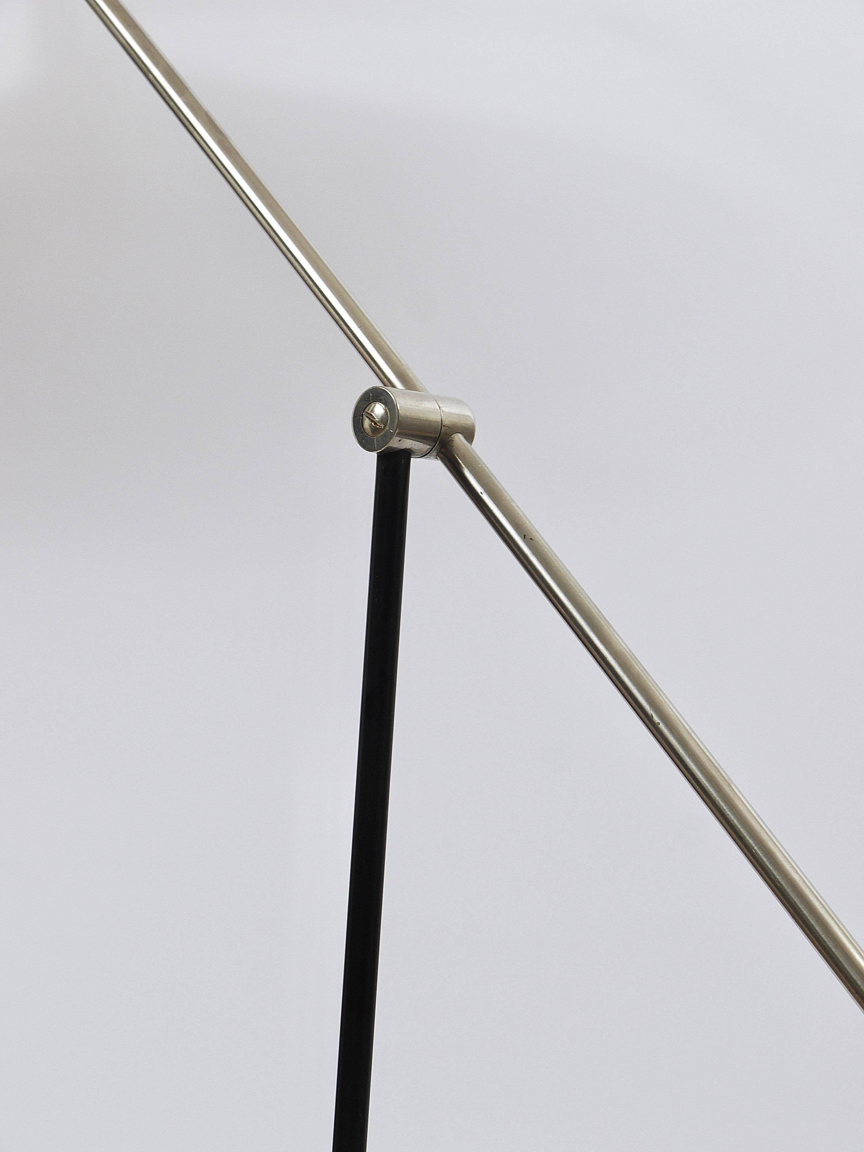 Articulated floor lamp with counterweight mid-century by Rupert Nikoll, nickel, brass.
