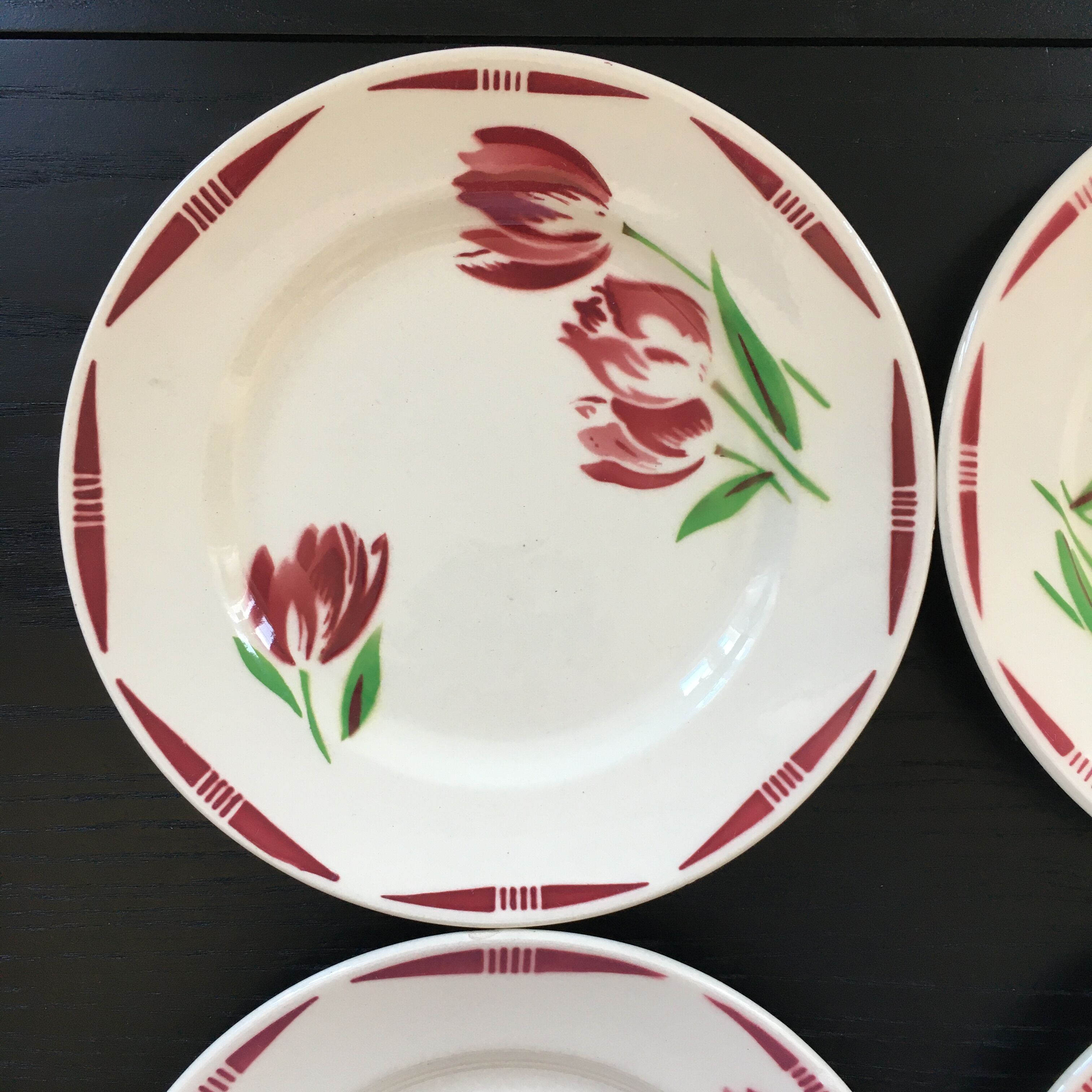 Set of 4 plates with tulip decoration.