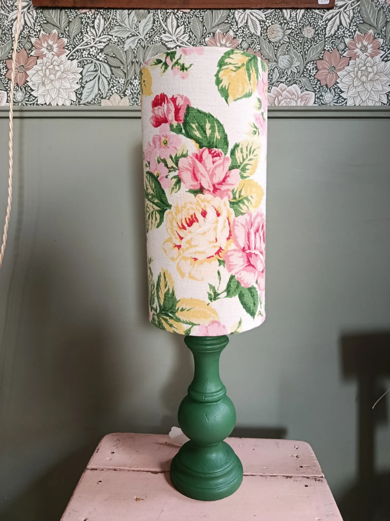 Lampe à poser vintage vert anglais et fleurs