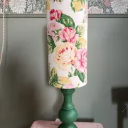 Lampe à poser vintage vert anglais et fleurs