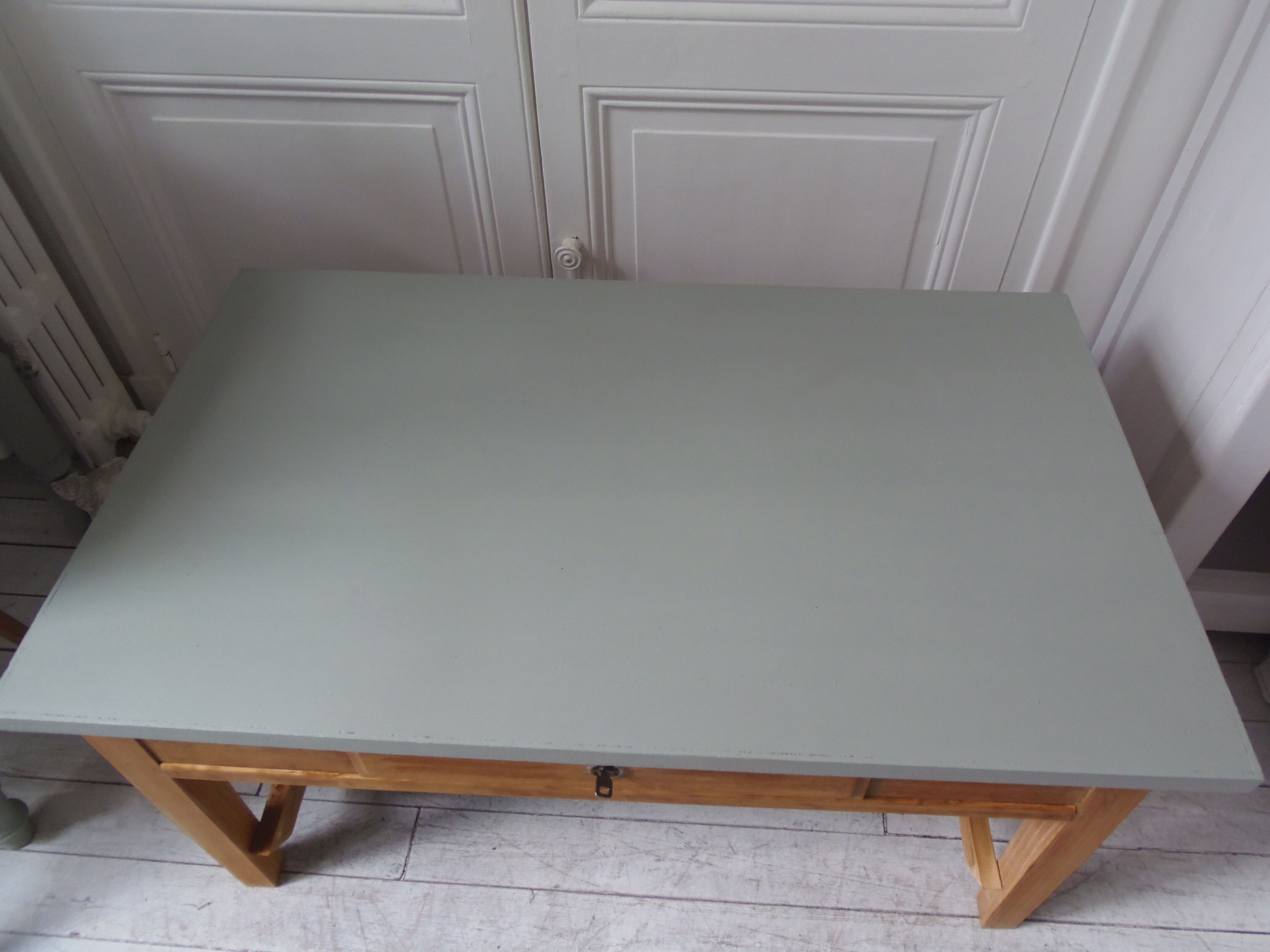 Table basse vintage, piétement, ceinture, tiroir et tablette bois, plateau vert de gris.