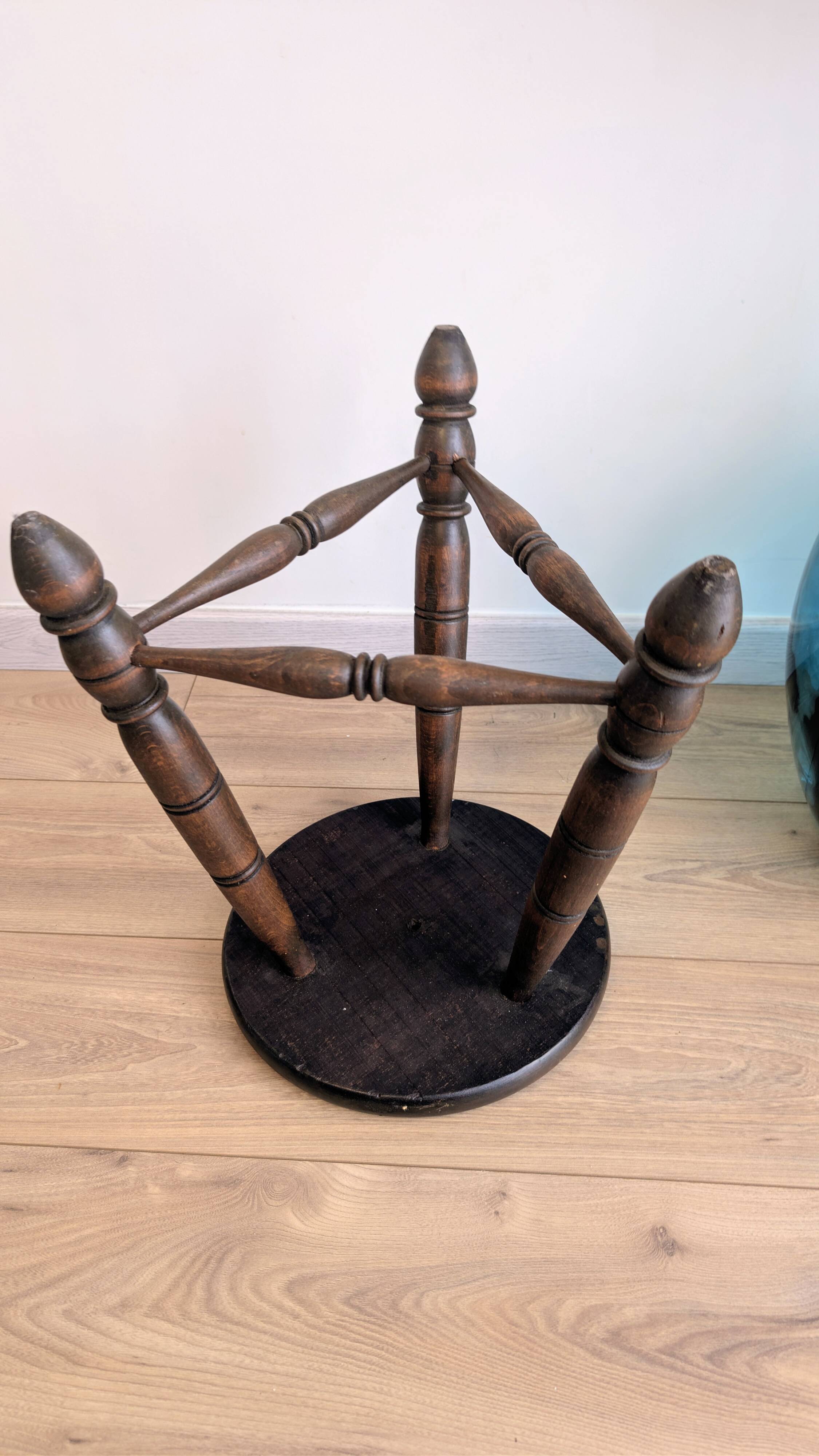Tripod stool in turned wood, attributed to Charles Dudouyt, 20th century.