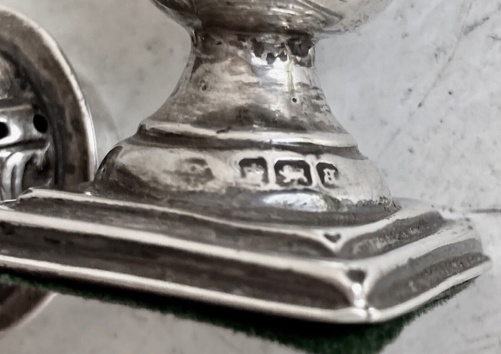 Pepper or salt shaker in sterling silver - English hallmark