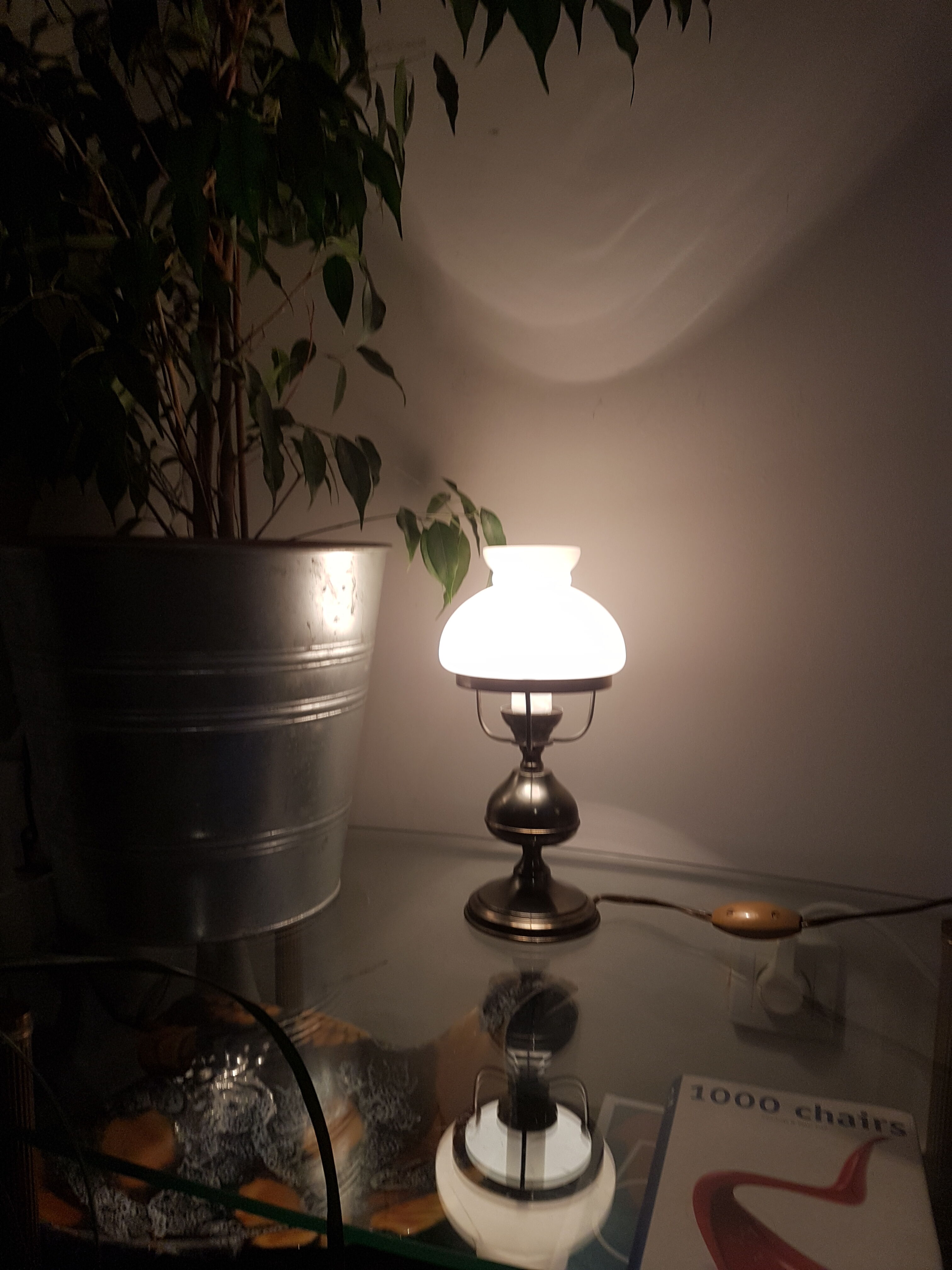 Small Art Deco opaline lamp, brass foot
