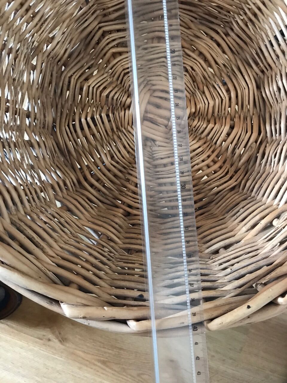Wicker basket with metal support
