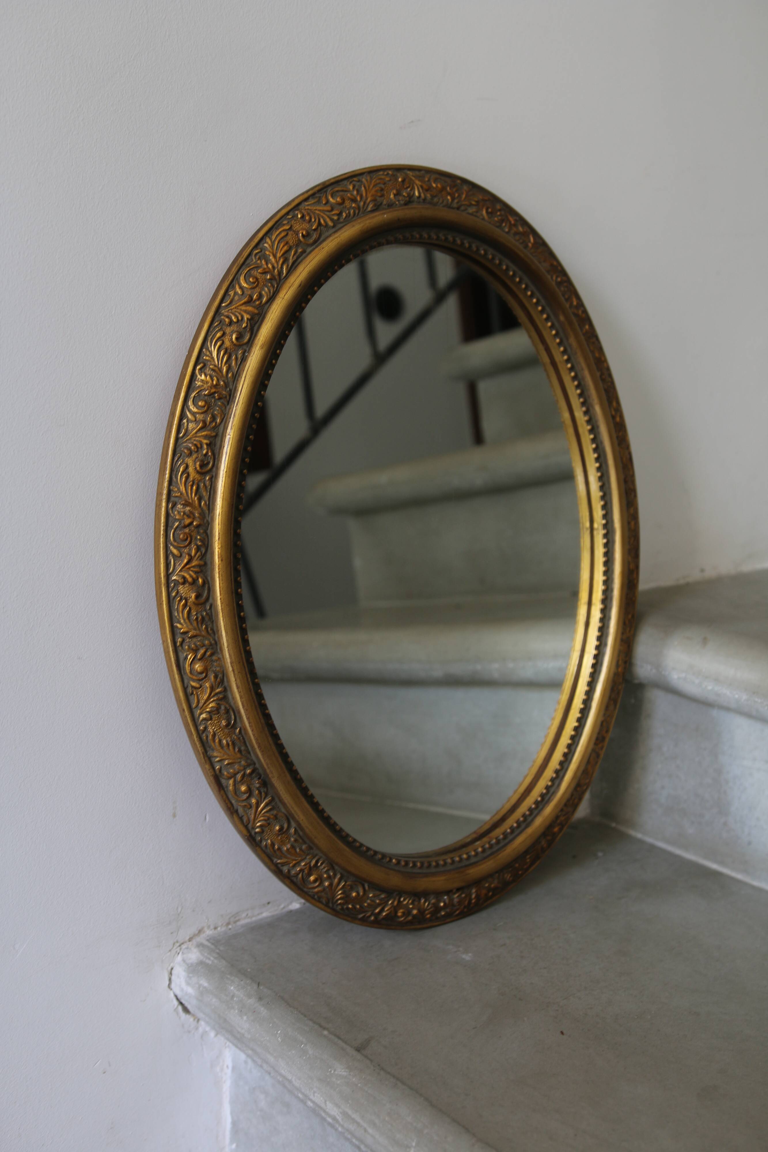 Oval gold mirror in Napoléon III style