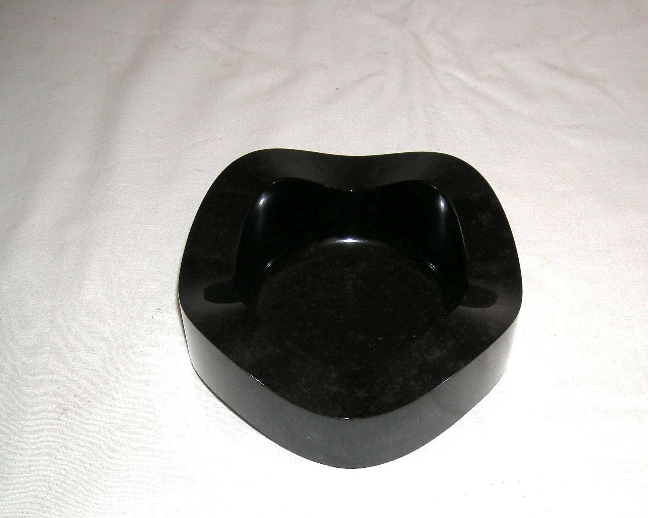 Sinus ashtray by Walter Zeischegg from the 1960s.