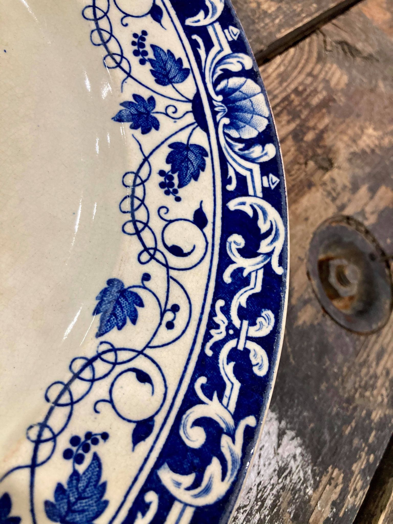 Plat en Terre de Fer Jules Vieillard modèle St Louis XV