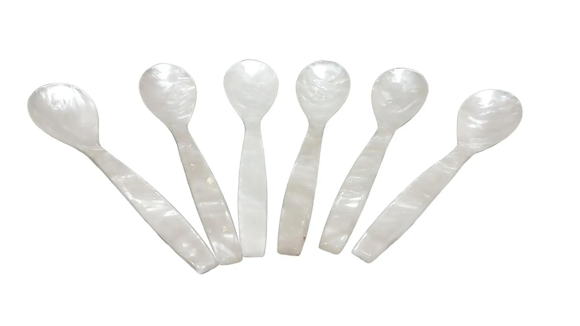 Ensemble de six cuillères à caviar, nacre blanche, Thaïlande, années 1980.