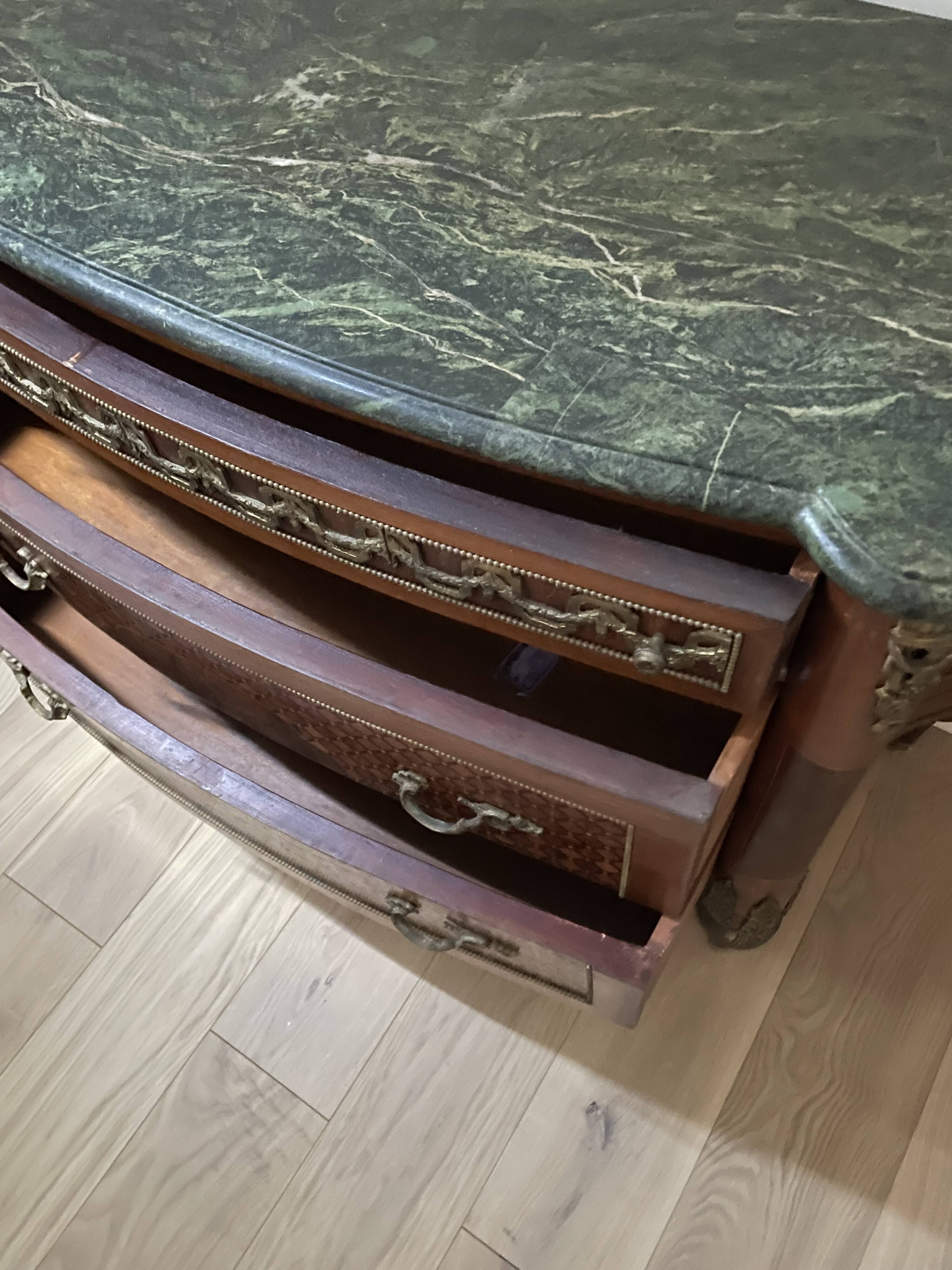 Commode style Louis XVI