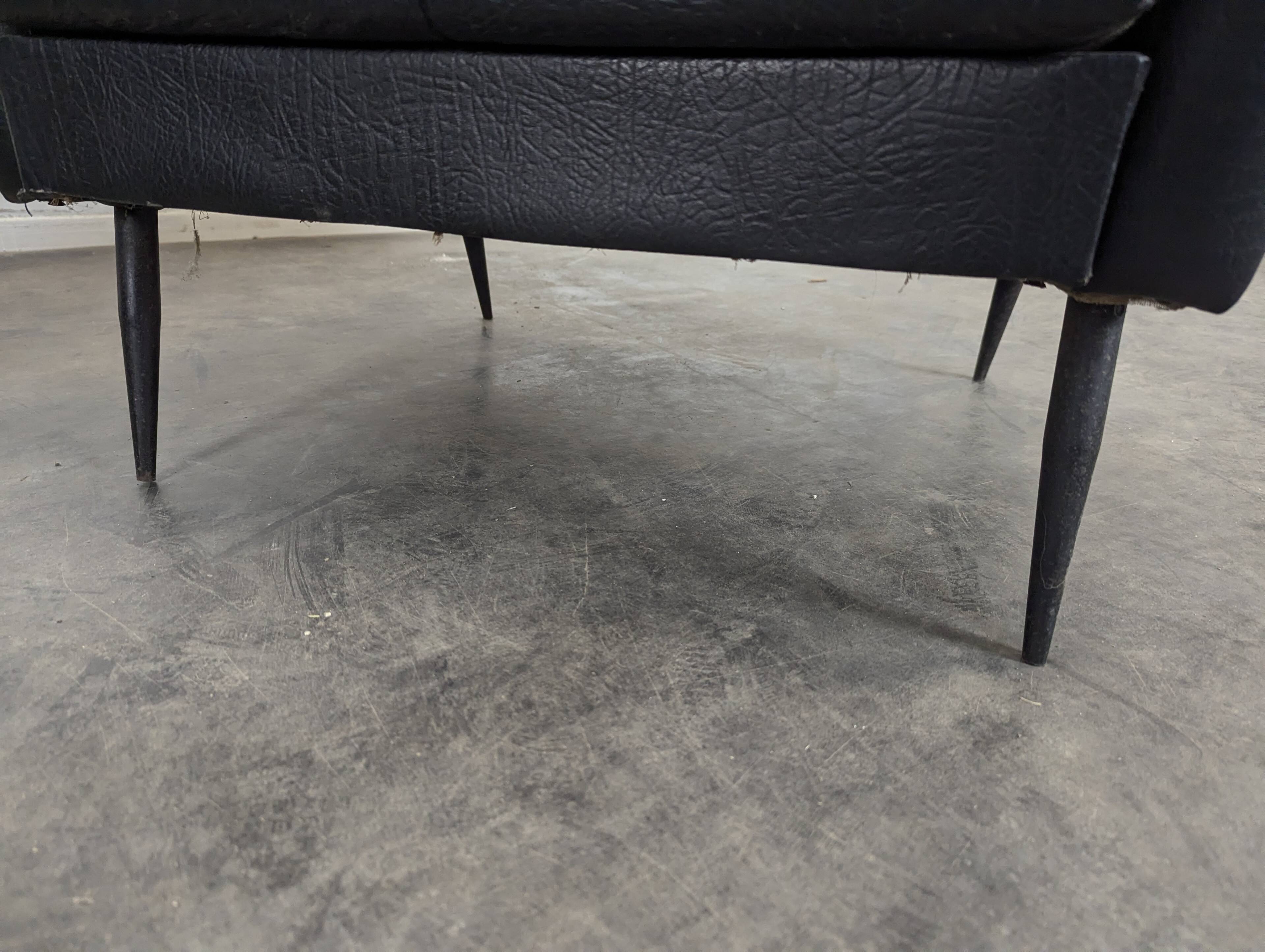 Paire de fauteuils design italien en skaï noir