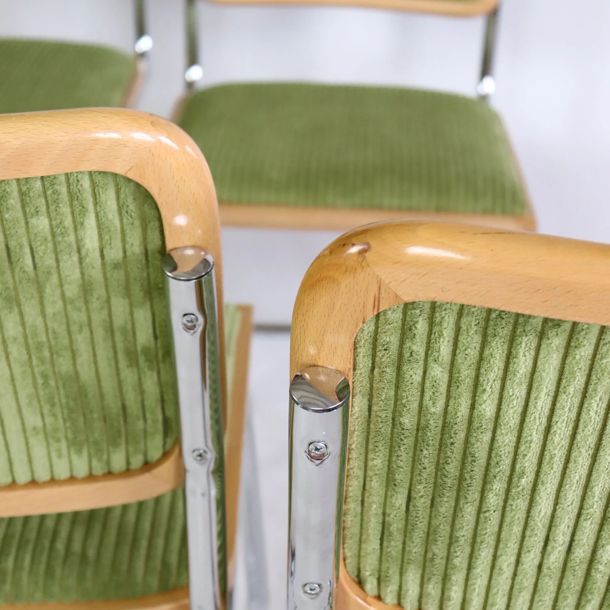 Série de quatre chaises B32