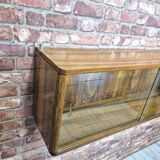 Vitrine suspendue en noyer après rénovation. Style vintage / loft / sur mesure