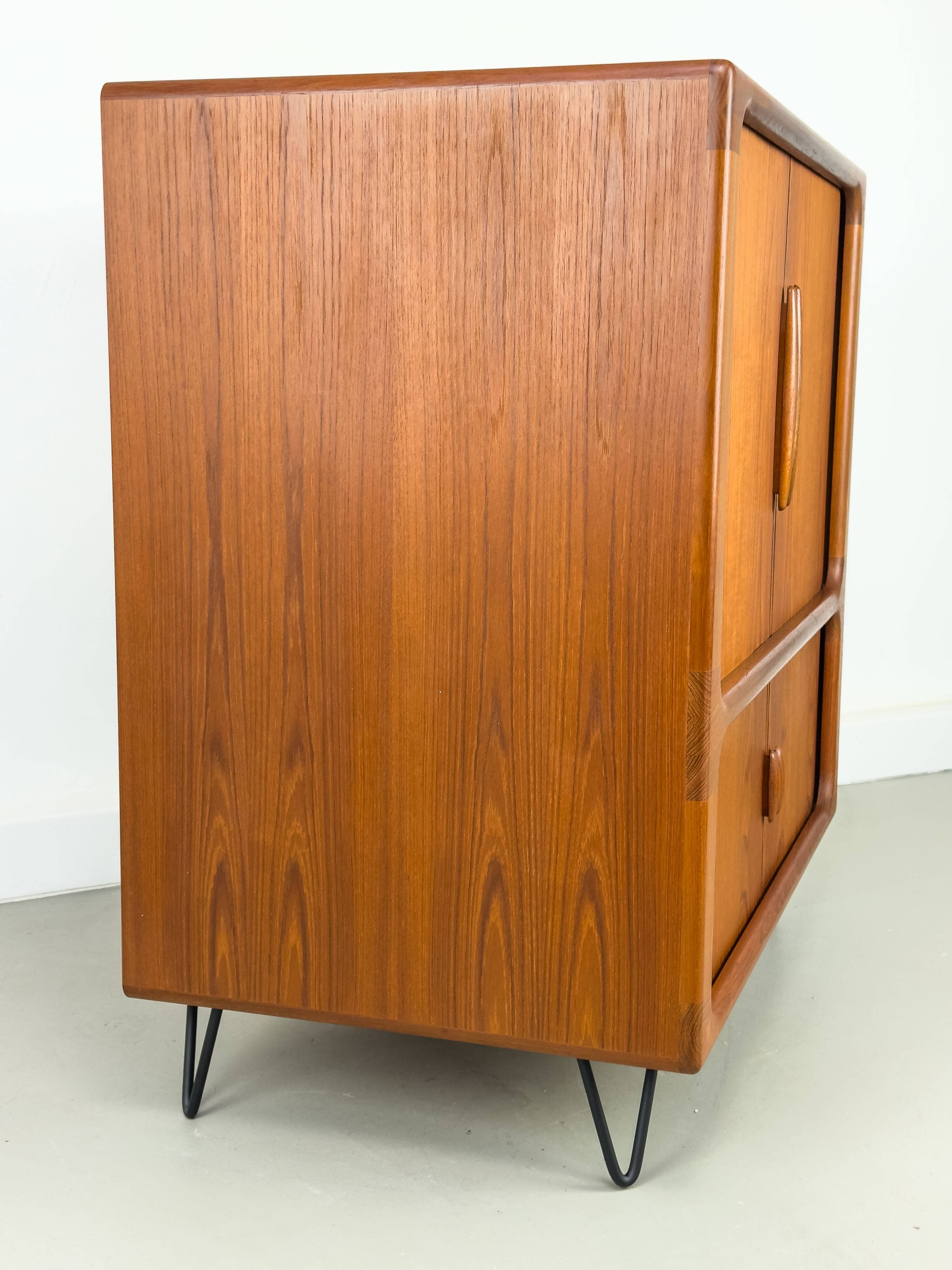 Buffet Hi-Fi danois en teck avec portes à tambour de Dyrlund, années 1970